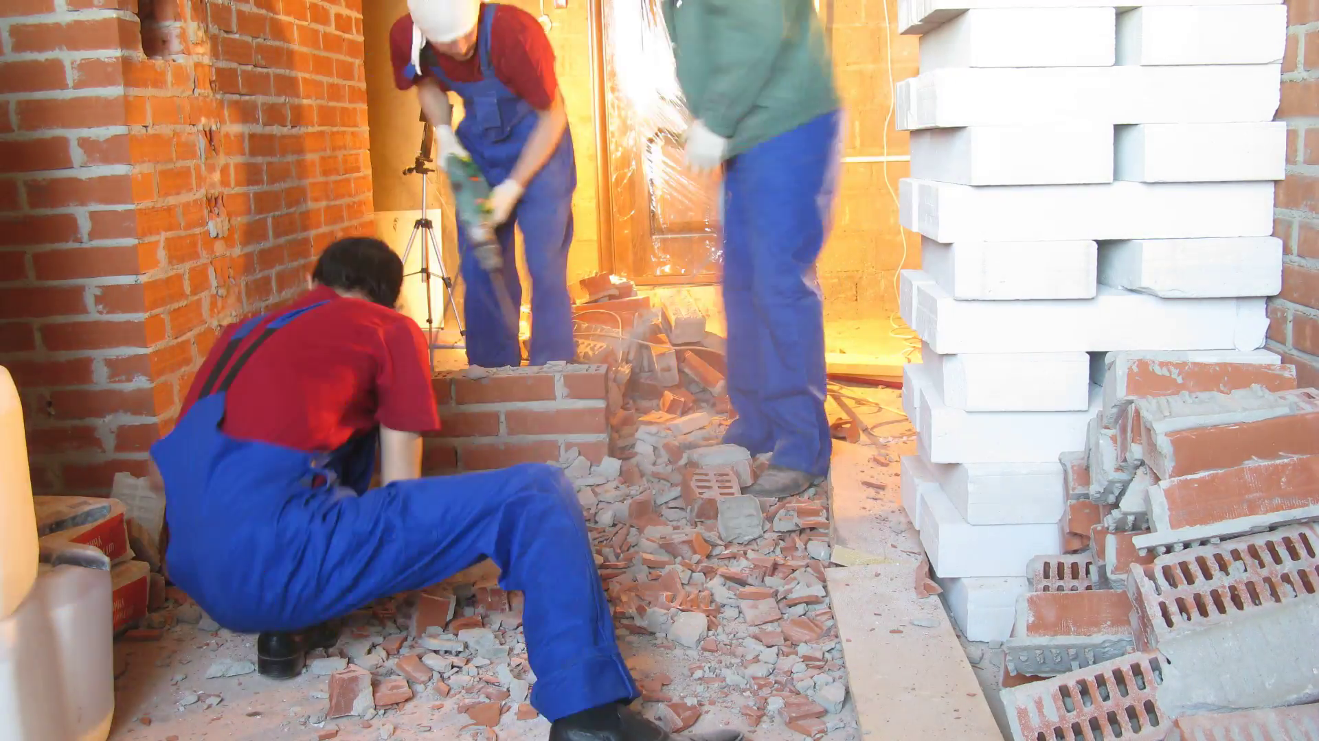 Демонтаж кирпичных перегородок